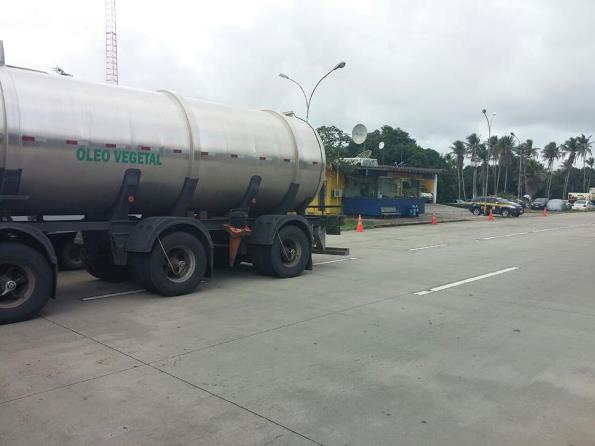PRF apreende carga destinada a consumo humano transportada em caminhão-tanque