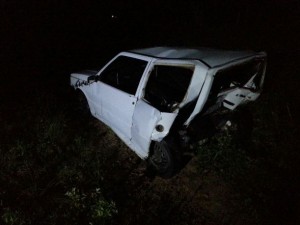  Três passageiros do veículo Fiat Uno, que se encontravam empurrando o automóvel pela rodovia, foram atropelados pelo FOX, não resistindo aos ferimentos, vindo todos a óbito no local.(CPRv)