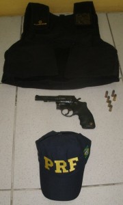 A arma e o colete encontrados com “Jeguinho” pertenciam a empresa de segurança que presta serviço ao Bradesco da cidade de São Sebastião (AL). (Foto: PRF/Alagoas)