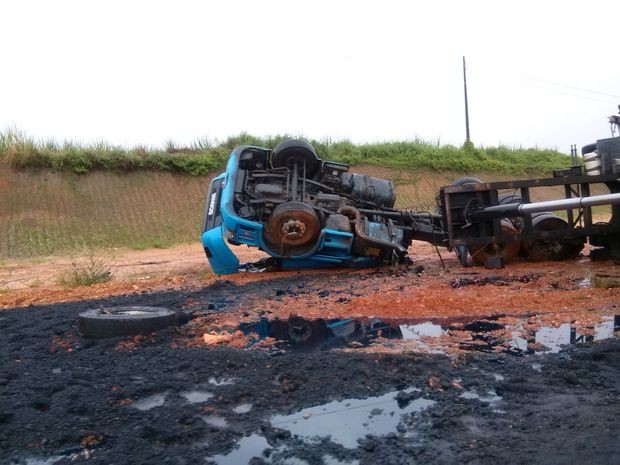 Caminhão carregado com substância química tomba em Maruim, SE