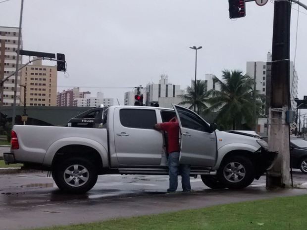 Veículo colide em poste e deixa trânsito lento na Zona Sul de Aracaju