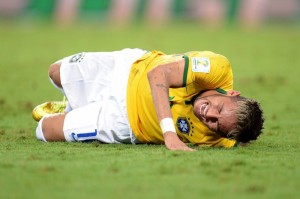 Neymar em agonia: jogada desleal ficou impune (Foto: Lars Baron/ Fifa)
