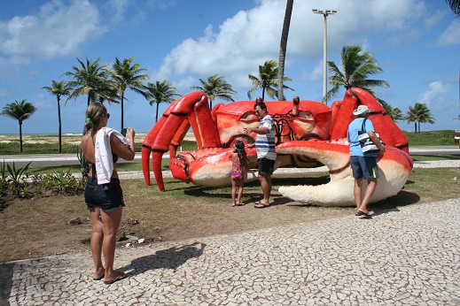 Caranguejo Gigante é instalado na Praia da Atalaia