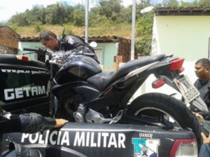 A motocicleta foi encontrada na rua Bela Vista, por trás do Morro da Reação. Não houve prisões. 