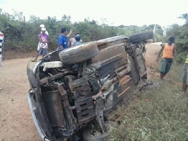 Condutor capota veículo em estrada da zona rural de Itabaiana