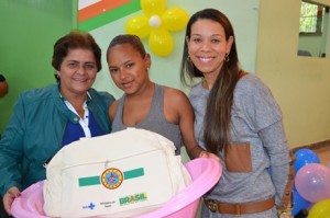  Prefeita Gracinha e a doutora Elma regina, entregam kit Mais Amor. (Foto: Ascom/PMID) 