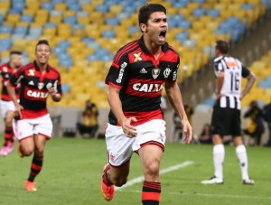 Herói, Eduardo da Silva marcou seu segundo gol pelo Flamengo, ambos de cabeça (Foto: André Durão)