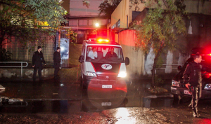 Corpos das vítimas do acidente aéreo estão no Instituto Médico Legal em SP. (Foto: Ricardo Nogueira / AFP)