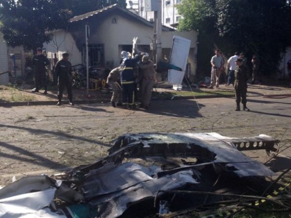  Avião de pequeno porte cai em casa e mata 2 em Curitiba