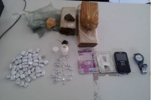 PM encontrou cerca de dois quilos de maconha em tablete, uma pedra de crack pesando cerca de 58 gramas e outras 60 pedrinhas da mesma droga.(Ascom/PM)