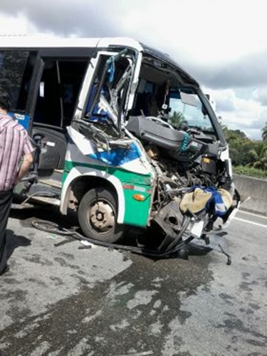 Acidente entre caminhão e micro-ônibus deixa motorista e passageiros feridos