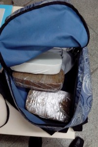03 kg de crack, em uma mochila de bagagem de passageiros.(Divulgação/PF/SE)