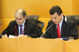 Procurador João Augusto Bandeira de Mello e o conselheiro Ulices Andrade (Foto: Cleverton Ribeiro/TCE)