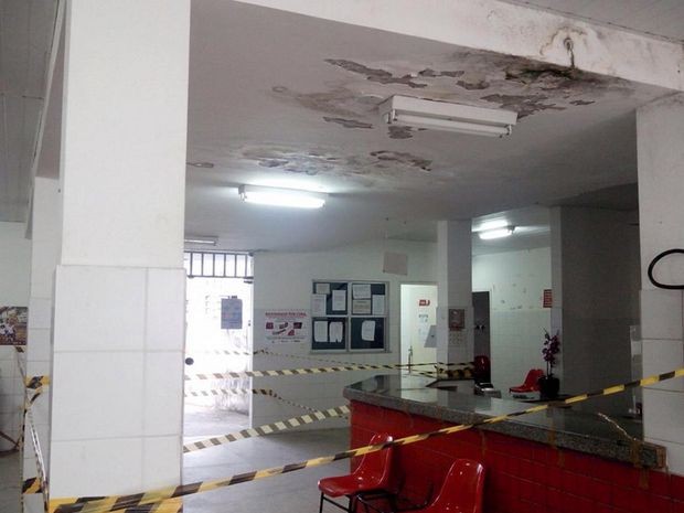 Teto de posto de saúde ameaça desabar em Aracaju