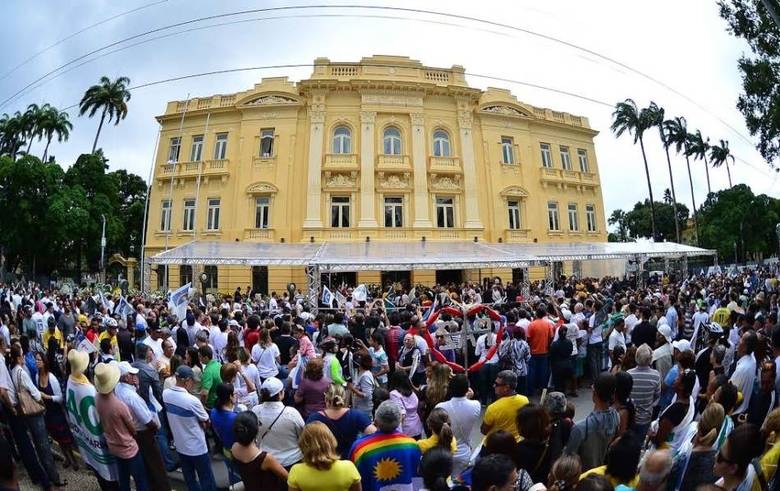 População faz fila para último adeus a Eduardo Campos