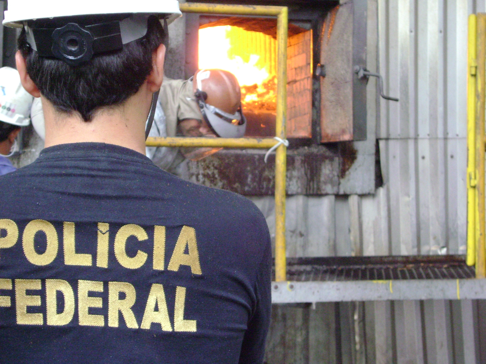Mãe deixa filhos trancados em casa durante um dia e é presa em Aracaju