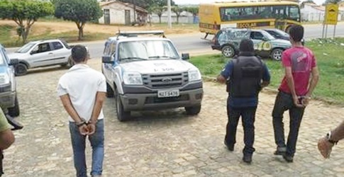  PRF detém dupla armada com luvas e peruca em Itabaiana