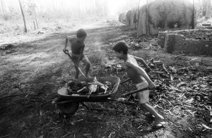 Segundo o IBGE, cerca de 3,1 milhões de menores ainda trabalham. (Foto: Reprodução)