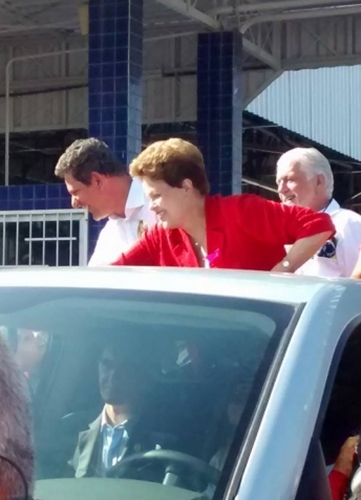 Dilma segue em carreata pelas ruas de Aracaju