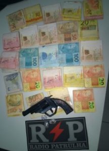 Polícia apreendeu dinheiro e arma falsa no Mosqueiro. (Divulgação/PM)