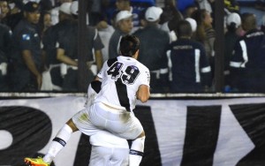  Lucas Crispim, que fez o primeiro do Vasco, comemora o gol de empate (Foto: Marcello Dias / Futura Press)