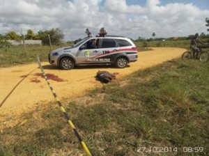 Ainda não identificado pela polícia, o corpo foi localizado por moradores do local em uma estrada de terra com marcas de tiro na cabeça, tórax e abdômen. (Foto: PM/SE)