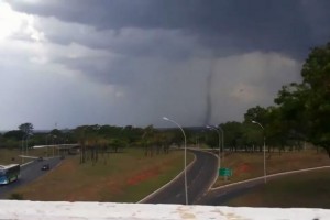 O tornado danificou parte da cobertura do aeroporto de Brasília, bem como parte do toldo do estacionamentoReprodução/Corpo de Bombeiros do DF 