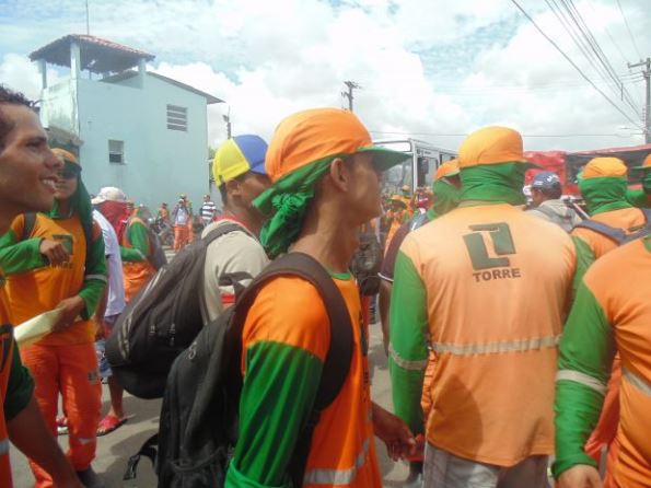 Coletores de lixo paralisam trabalhos por falta de pagamento em Aracaju