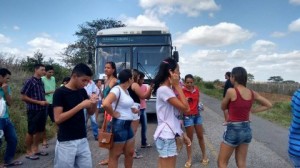 Ônibus com estudantes do ENEM para por falta de combustível e deixa alunos aflitos. (Foto: Paulo Adilson )