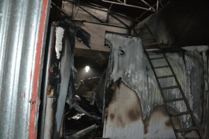 Vândalos teriam provocado incêndio em galpão, diz Corpo de Bombeiros. (Foto: Reprodução/ Portal Infonet)