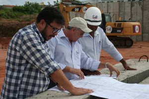  Secretário de Infraestrutura, Valmor Barbosa inspeciona o serviço de terraplanagem / Foto: Ascom/Seinfra