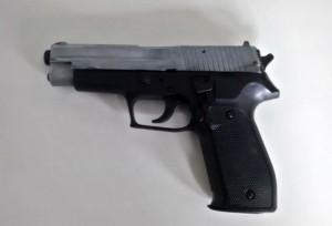 A dupla foi flagrada por volta das 12h desta terça-feira, 18, em poder de um simulacro de pistola .(DIvulgação)