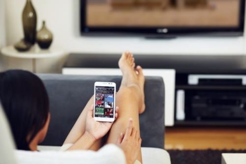 Brasileiro passa mais tempo na internet que vendo TV