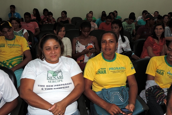 Agricultores de Arauá recebem certificado de fruticultores