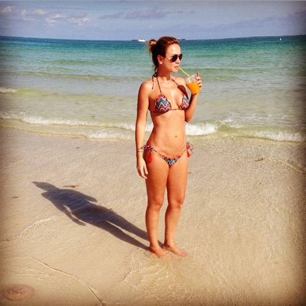 Eliana posa de biquíni em praia de Miami e comemora: 'Férias'