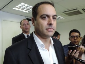 Governador Paulo Câmara afirmou que novos concursos saem neste ano (Foto: Katherine Coutinho / G1)