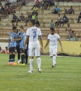 Gremistas conversam para cobrança de falta ensaiada.  (Foto: Marcos Lavezo)