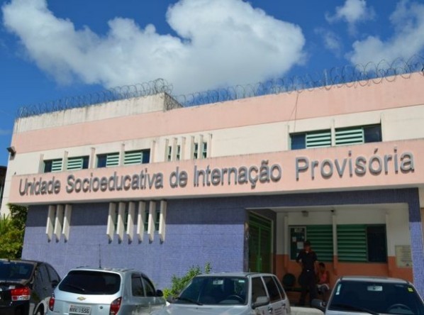 Terceirizados da Emurb paralisam serviços de tapa-buracos em Aracaju