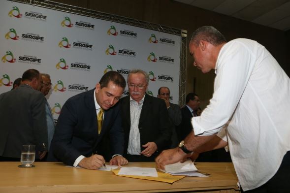 Luciano Bispo entrega reivindicação de itabaianenses a Mendonça Prado