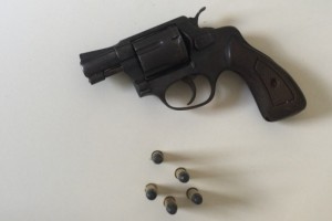 Revólver calibre 38 com cinco munições intactas. (Divulgação/PM/SE)