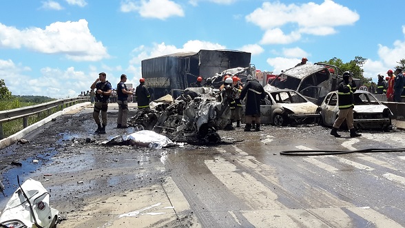 Colisão entre 7 veículos deixa três mortos na BR-101, em São Cristóvão