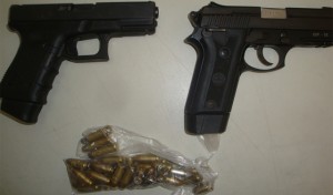 Duas pistolas, sendo uma glock de calibre .380 e outra Taurus, calibre .40. (Foto: SSP/SE)