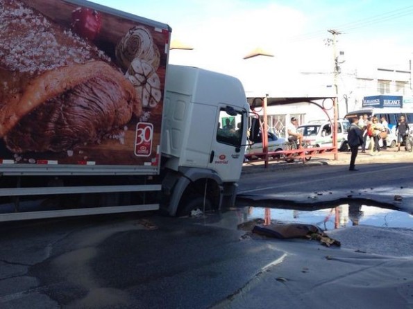 Dois ônibus colidem no Centro de Aracaju