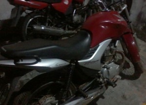 Acusado estava em uma motocicleta Honda CG, cor vermelha e placa NVJ-2939, em atitude suspeita. (Foto: PM/SE)  
