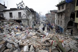 Destruição de prédios em Katmandu, após terremoto. (Foto: Reprodução)  