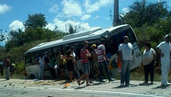 Moradores do Bairro Lamarão queimam pneus e realizam protesto