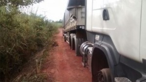 Uma das carretas que tiveram os pneus levados. (Foto: Divulgação PM-Piauí)