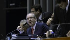 O presidente da Câmara dos Deputados, Eduardo Cunha, durante sessão para votar urgência do projeto da terceirização (Foto: Wilson Dias/Agência Brasil) 