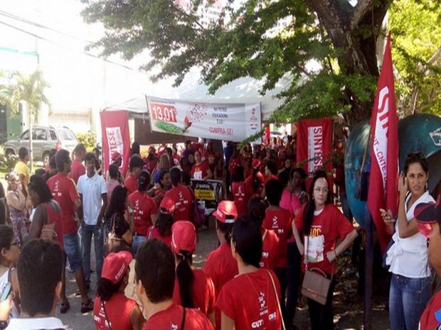 Professores da rede estadual e municipal realizam ato em Aracaju