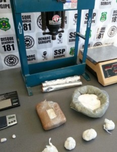 Denarc apreende um 1,2 kg de pasta base de cocaína. (Foto: Polícia Civil)